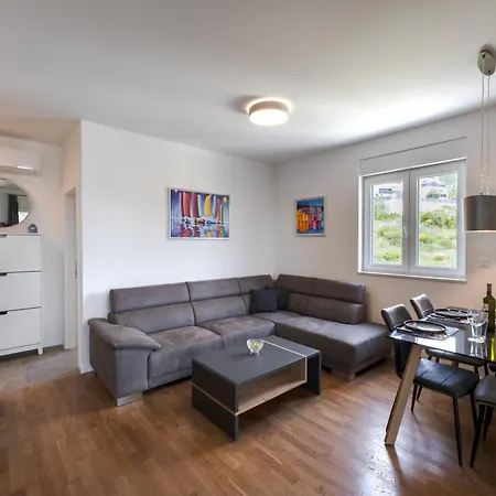 Kate Your Cozy Oasis With Private Parking And Balkony Podstrana