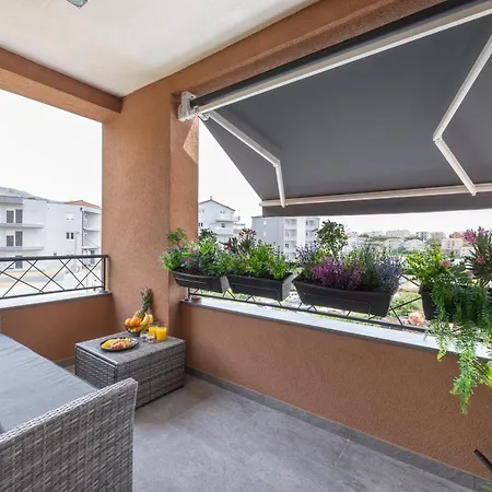 Kate Your Cozy Oasis With Private Parking And Balkony Podstrana