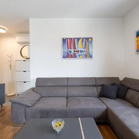 Kate Your Cozy Oasis With Private Parking And Balkony Podstrana